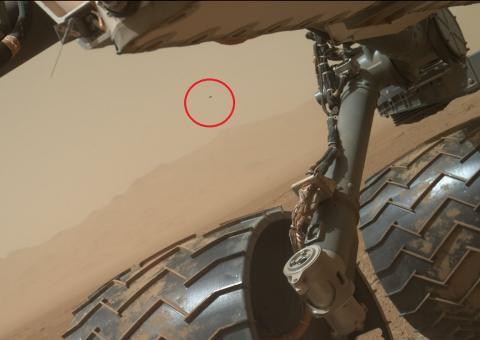 Curiosity fotografa objetos voadores em Marte